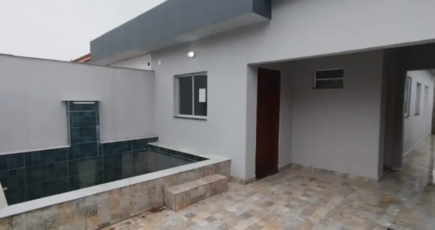 Casa no jardim umuarama em itanhaém, lado serra a 500m da rodovia com 02 suítes, piscina, área gourmet e vaga para 02 automóveis