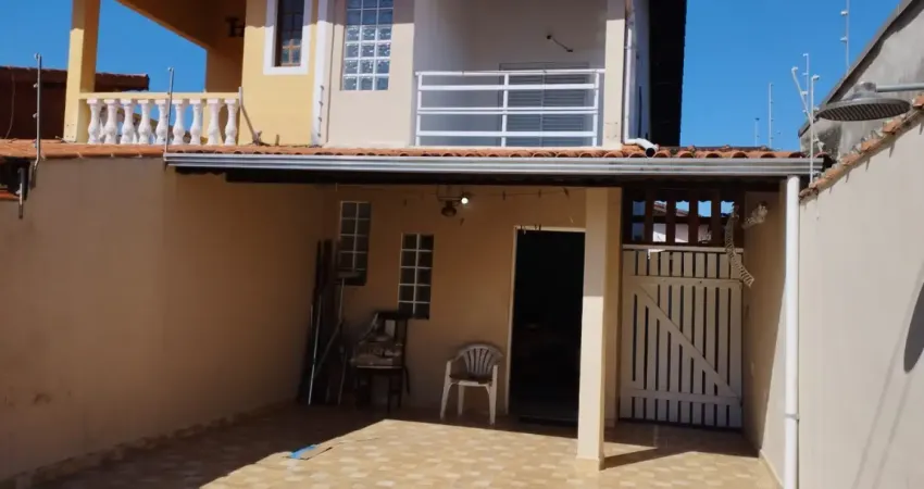 Casa no bairro cibratel 2 em itanhaém, lado praia a 600m do mar com área gourmet, churrasqueira e vaga para 02 automóveis