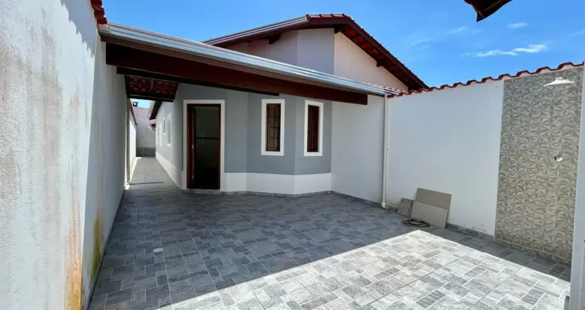 Casa no bairro bopiranga em itanhaém, lado praia a 1200m do mar com 02 dormitórios (1 suíte), área gourmet e financiamento bancário disponível