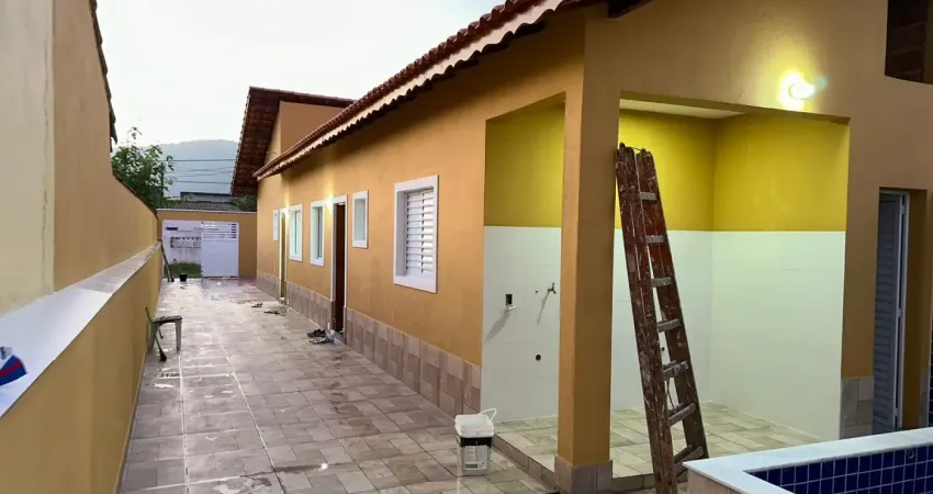 Casa no balneário verde mar em itanhaém, lado serra a 200m da rodovia com 02 dormitórios (1 suíte), piscina, área gourmet e vaga para 02 automóveis