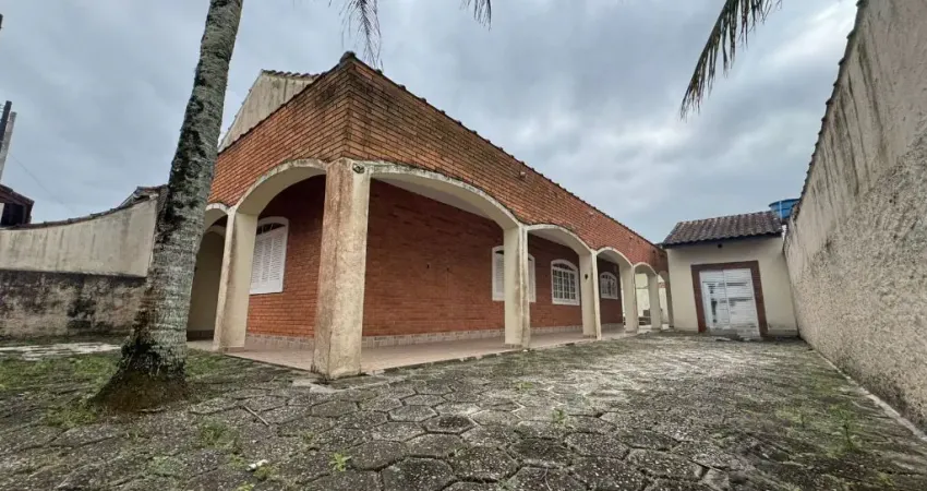 Casa na praia com piscina e 2 quartos por R$ 450.000.00