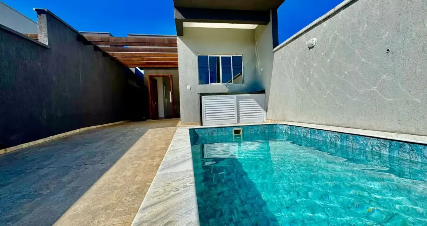 Casa localizada lado praia a 1500 metros do mar, com area gourmet com churrasqueira e piscina