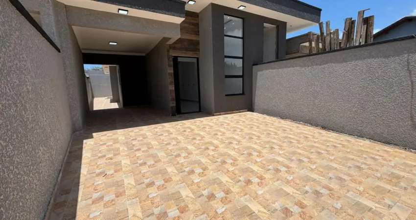 Casa localizada lado praia a 1780 metros do mar, area com espaço gourmet possuindo churrasqueira e piscina