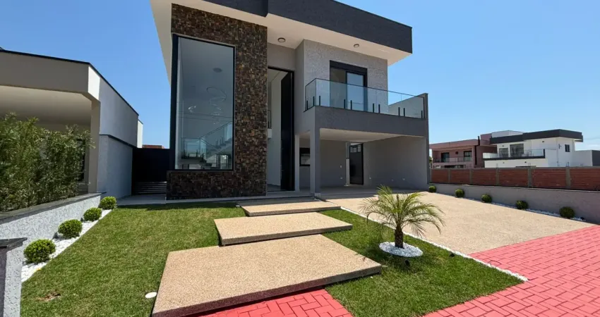 Casa de alto padrão em condomínio fechado localizada lado praia a 1500 metros metros do mar, casa com 4 quartos suites e area gourmet possuindo churrasqueira e piscina