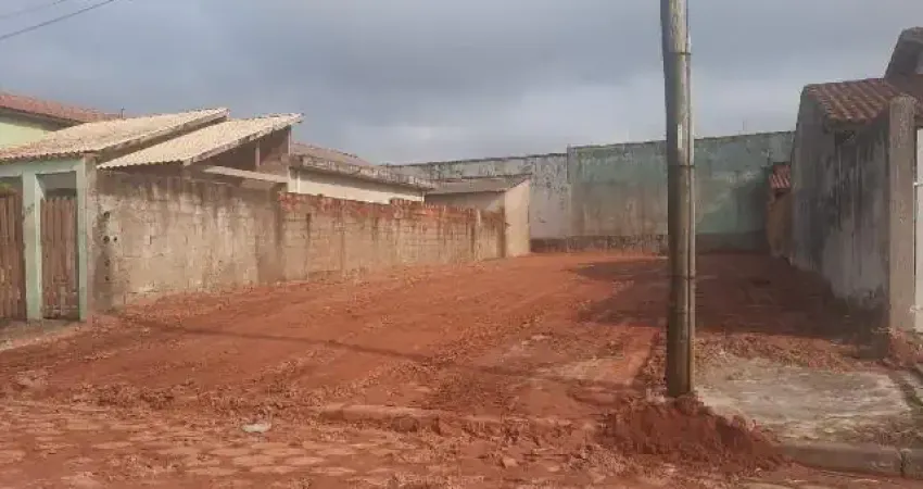 Terreno localizado lado praia a 15 quadra do mar em rua calçada