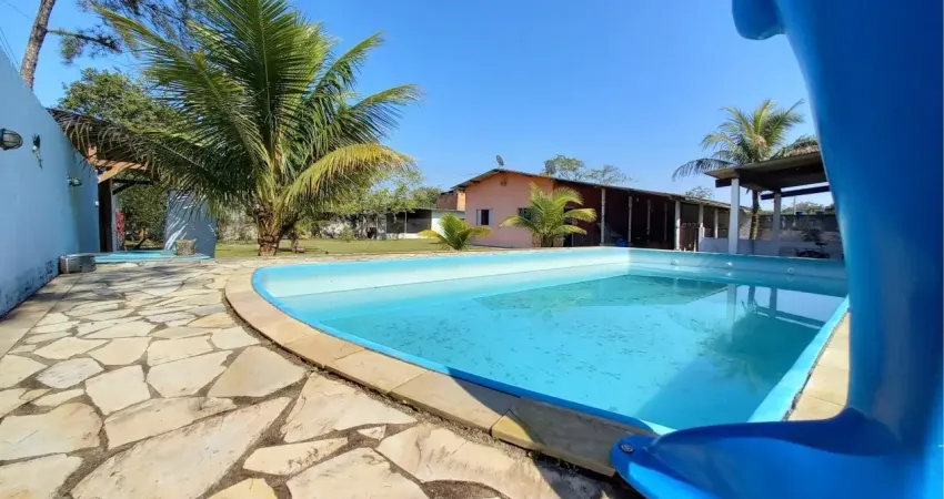 Chacara localizada lado serra a 200 metros da rodo via proxímo ao asfalto, possui area de serviço e gourmet com piscina, tendo espaço para contrução de um tanque de peixes