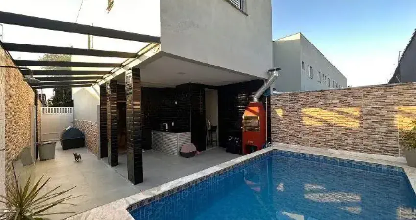 Casa localizada lado praia a 200 metros do mar com 3 quartos suítes, area gourmet possuindo churrasqueira e piscina