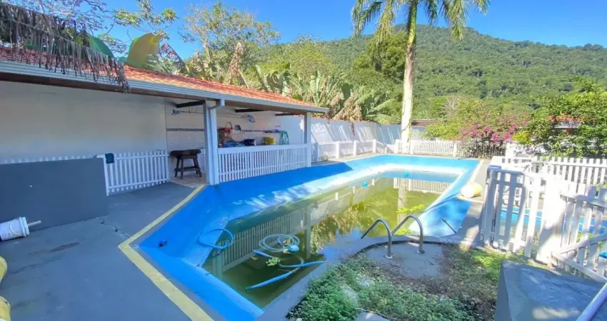 Chácara com 8 quartos e 10 banheiros, possui piscina, churrasqueira, lago com peixes, espaço gourmet, arvores frutiferas e mobiliada.