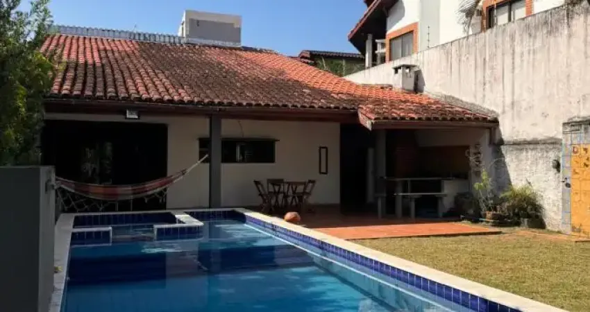 Casa localizada lado praia a 500 metros do mar com 4 quartos e espaço gourmet com piscina e churrasqueira