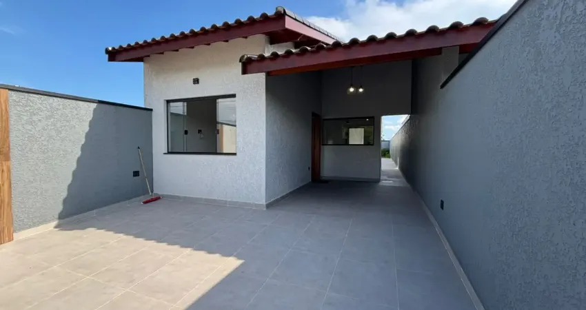 Casa localizada lado praia a 2000 metros com 3 quartos e rua calçada