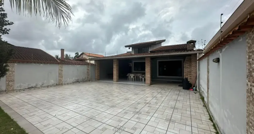 Casa localizada lado praia a 250 metros do mar em rua pavimentada, area gourmet com churrasqueira