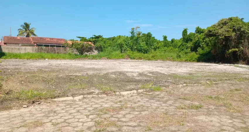Terreno localizado lado praia a 1300 metros do mar em rua pavimentada