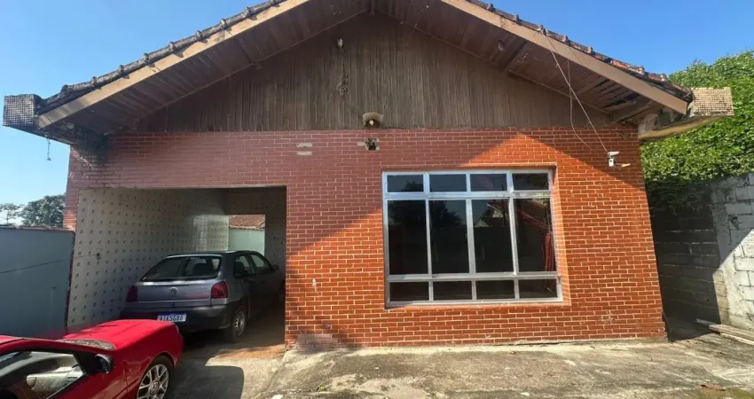 Casa localizada lado serra a 400 metros da rodovia com 4 quartos e area gourmet com churrasqueira e piscina