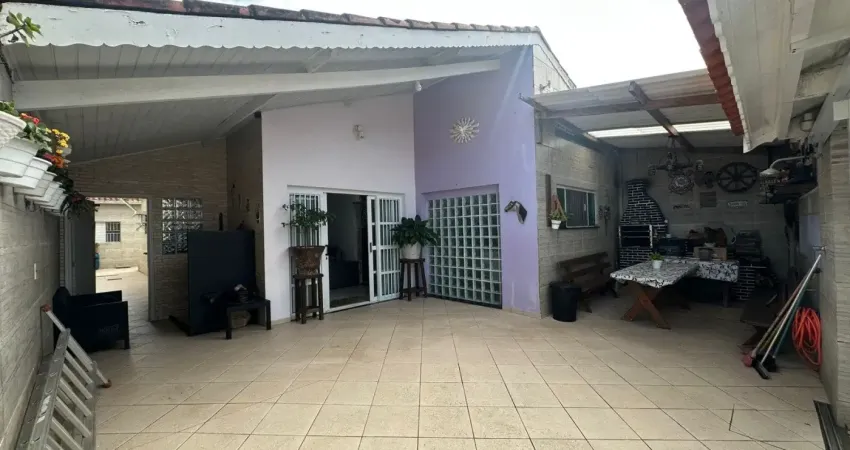 Casa localizada lado praia a 300 metros do mar em rua pavimentada com 3 quartos area gourmet com churrasqueira e piscina