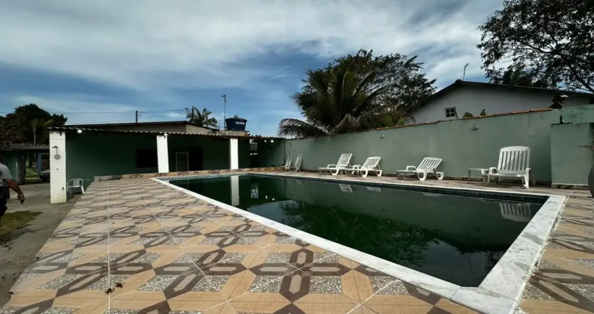 Chácara localizada lado 3 quartos e area gourmet com churrasqueira e piscina