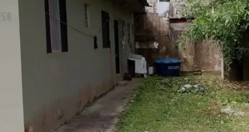 Casa localizada lado serra a 150 metros da rodovia com 2 quartos