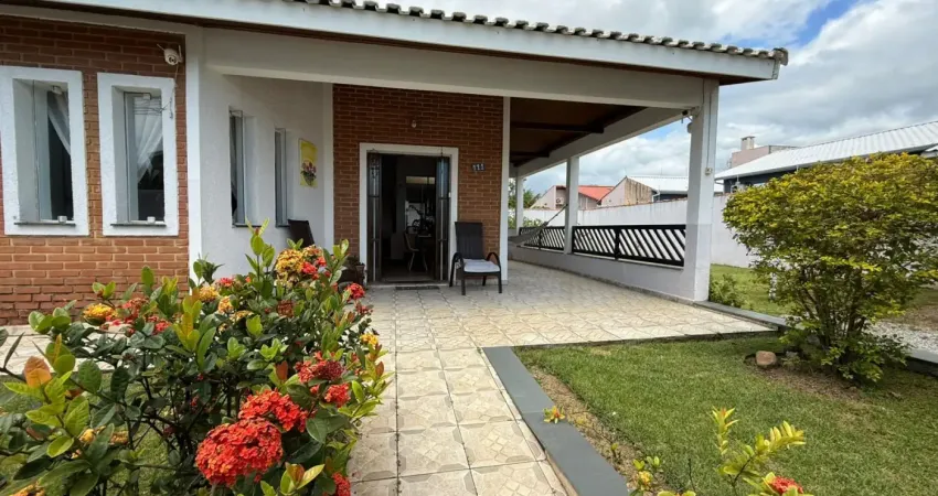 Casa localizada lado praia a 100 metros do mar em rua pavimentada com 3 quartos e area gourmet com churrasqueira