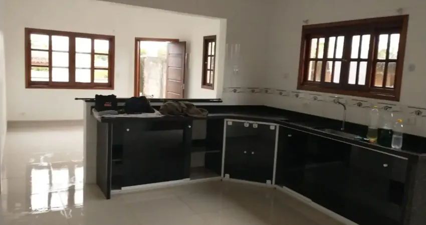 Casa localizada lado serra a 2500 metros da rodovia em rua pavimentada com 2 quartos