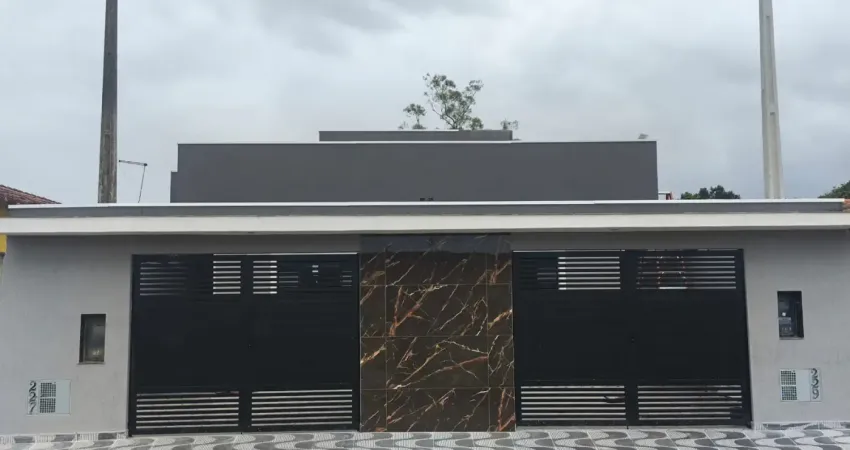 Casa localizada lado serra a 700 metros da rodovia com 2 quartos, piscina e area gourmet com churrasqueira