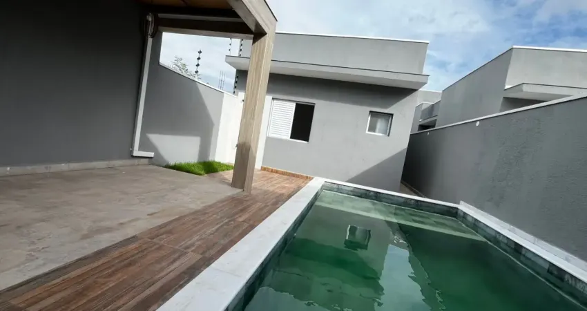Casa localizada lado praia a 2300 metros do mar em rua calçada com 3 quartos, piscina e area gourmet com churrasqueira e piscina
