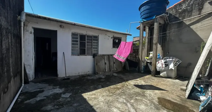 Casa localizada lado serra em rua pavimentada com 1 quarto suíte