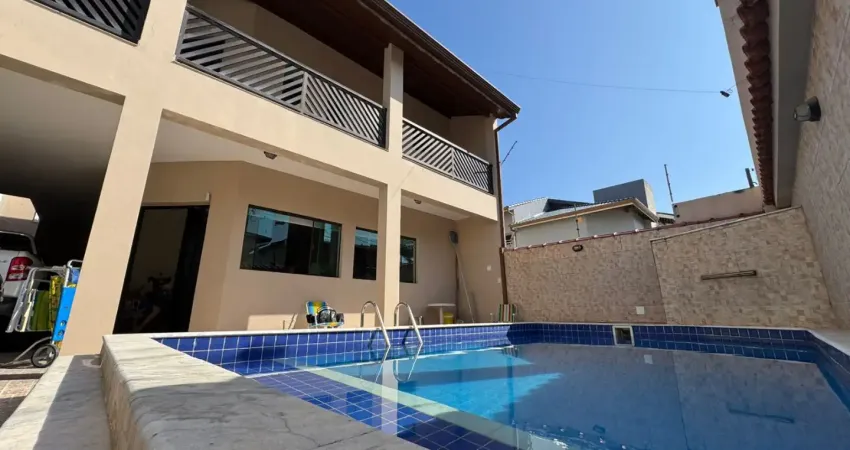 Casa localizada lado praia a 30 metros do mar em rua calçada com 7 quartos sendo 1 suíte, piscina e area gourmet com churrasqueira