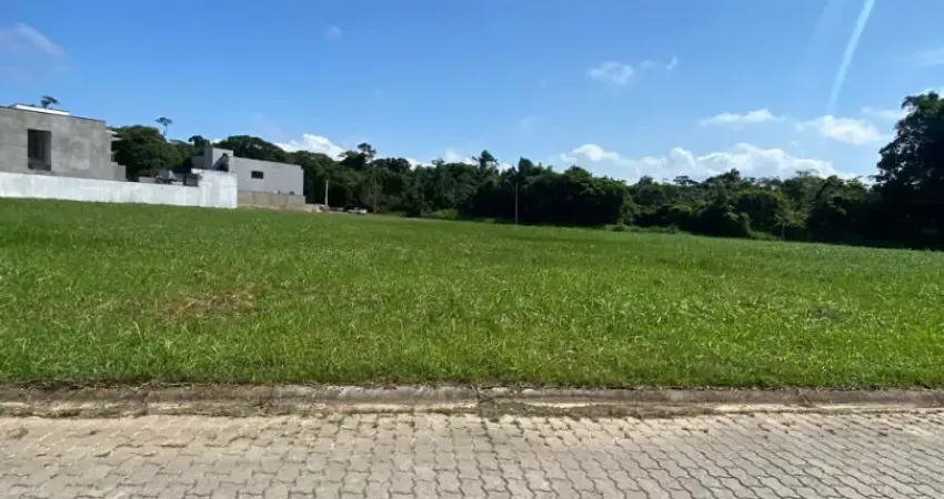 Terreno em condomínio fechado localizado lado praia a 1000 metros do mar, condomínio possui quadra poliesportiva, piscina, academia, playground, salão de festas e salão de jogos