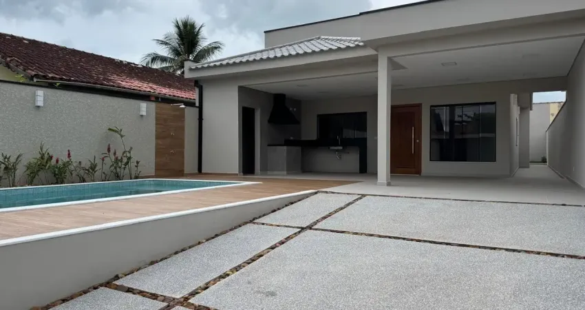 Casa localizada lado praia a 600 metros do mar em rua calçada, possui area gourmet com churrasqueira, piscina, area de serviço e jardim