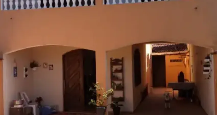 Casa localizada lado praia a 500 metros do mar em rua asfaltada com 3 quartos, area de serviço, quintal e area gourmet com churrasqueira