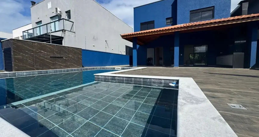 Casa de alto padrão em condomínio fechado localizada lado praia a 3000 metros do mar com 4 quartos suítes, area gourmet com churrasqueira, piscina e jardim, condomínio possui quadra de esportes, pisci