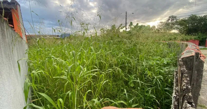 Terreno localizado lado praia a 1400 metros do mar em rua calçada