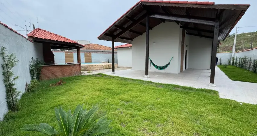 Casa localizada lado praia a 400 metros do mar em rua calçada com 4 quartos sedo 2 suítes, area gourmet com churrasqueira, piscina, edicula, area de serviço e jardim