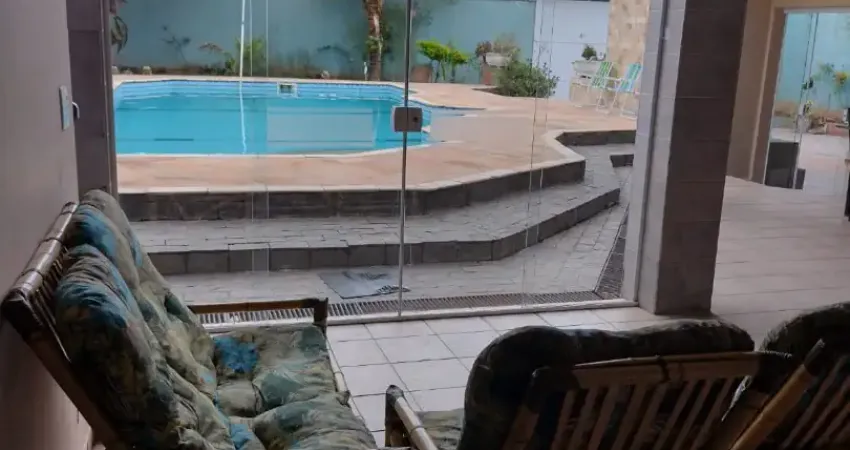 Casa localizada lado praia a 1000 metros do mar em rua calçada com 6 quartos sendo 3 suítes, possui area gourmet com churrasqueira, piscina, area de serviço, jardim e árvores frutíferas