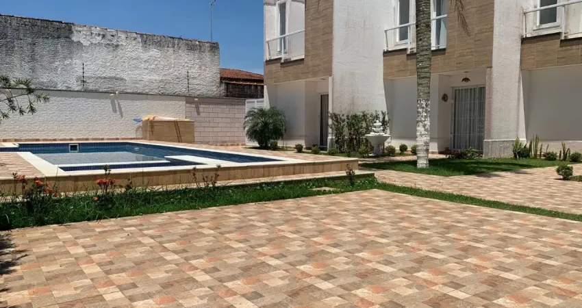 Sobrado localizado lado praia a 300 metros do mar em rua calçada com 2 quartos suítes, possui piscina privativa, piscina coletiva e sistema de segurança