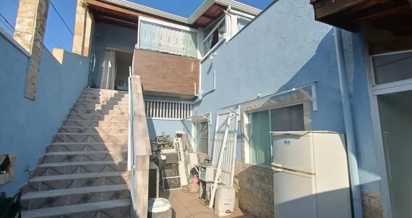 Casa localizada lado praia a 1900 metros do mar em rua calçada com 4 quartos sendo 2 suítes, possui area gourmet com churrasqueira, quintal, piscina, ponto comercial, energia solar e jardim