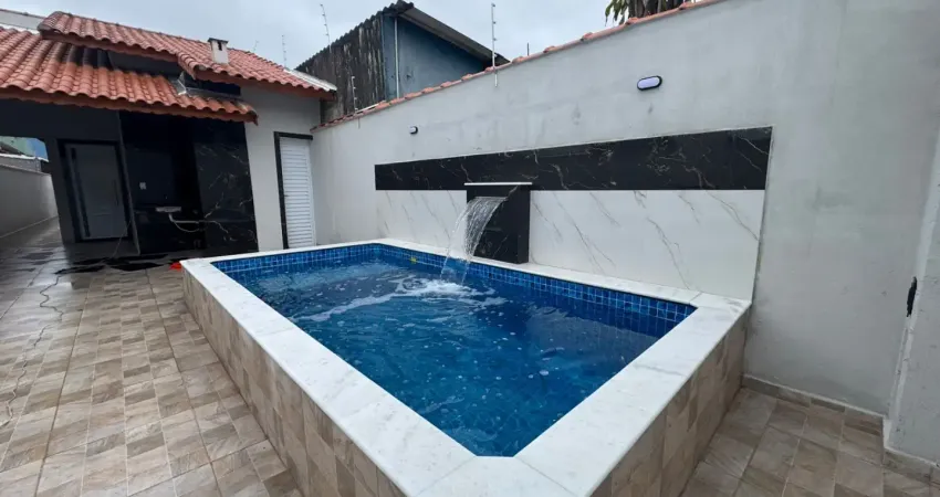 Casa localizada lado serra a 500 metros da rodovia em rua calçada com 2 quartos sendo 1 suíte, possui area gourmet com churrasqueira, piscina e area de serviço