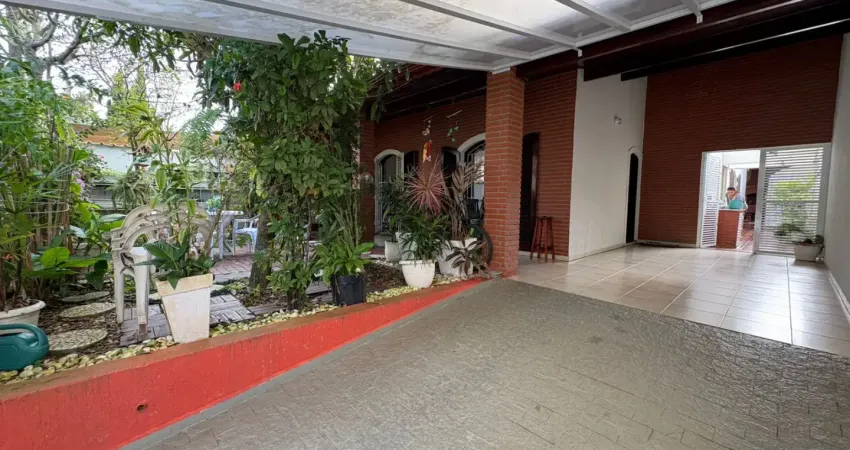 Casa localizada lado praia a 180 metros do mar em rua calçada com 3 quartos sendo 1 suíte, possui area gourmet com churrasqueira, edícula, jardim e area de serviço