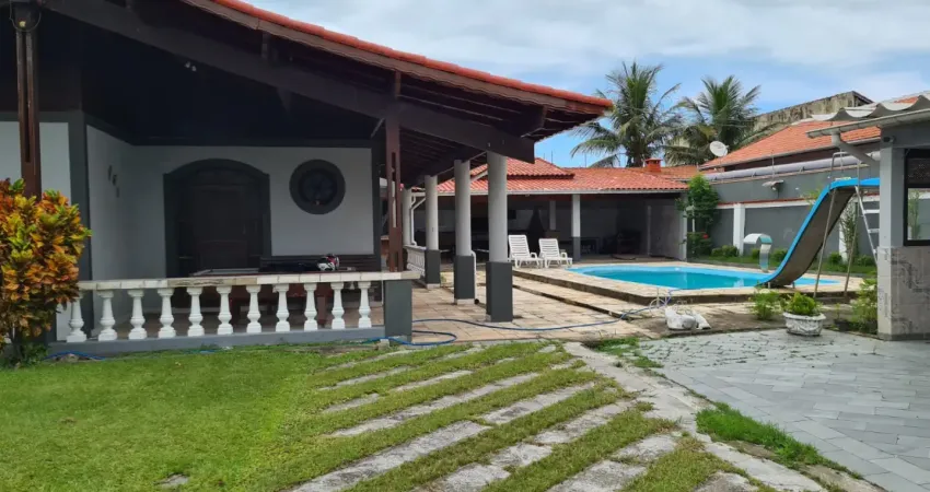 Casa localizada lado praia a 760 metros do mar em rua calçada com 3 quartos e 1 suíte, possui area de serviçoo, espaço gourmet com churrasqueira e piscina
