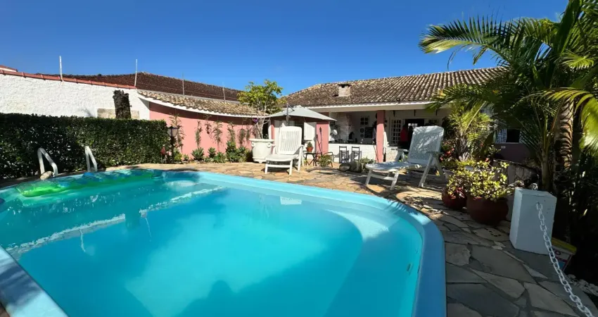 Casa localizada lado praia a 550 metros do mar em rua pavimentada com 4 quartos e 2 suítes, possui area gourmet com churrasqueira e piscina