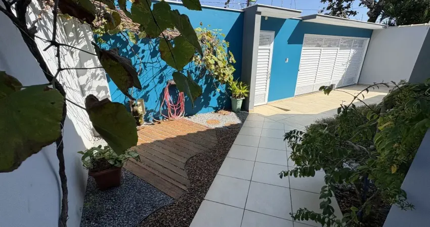 Casa localizada lado praia a 100 metros do mar em rua pavimentada com 3 quartos sendo 1 suíte, possui area gourmet com churrasqueira e jardim