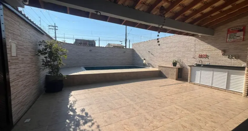 Casa localizada lado praia a 1340 metros do mar, possui piscina e area gourmet com churrasqueira