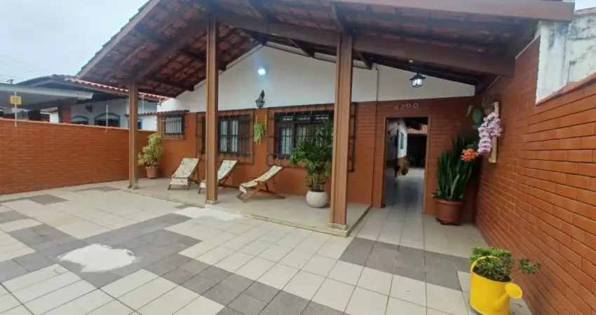 Casa localizada lado praia a 107 metros do mar em rua pavimentada com 2 quartos sendo 1 suíte, area gourmet com churrasqueira