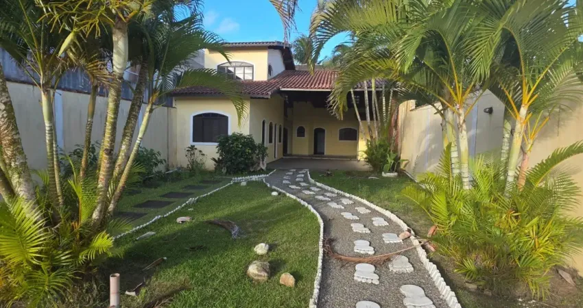 Casa localizada lado praia a 200 metros do mar em rua pavimentada com 4 quartos sendo 1 suíte, possui area gourmet com churrasqueira, forno a lenha, piscina e salão de jogos