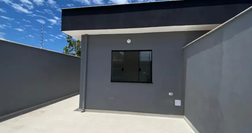 Casa localizada lado praia a 500 metros do mar em rua pavimentada com 2 quartos sendo 1 suíte, possui area de lazer com piscina