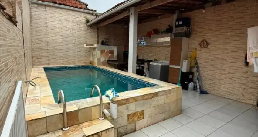 Casa localizada lado serra a 1000 metros da praia em rua pavimentada com 3 quartos, possui area gourmet com churrasqueira, piscina e sacada