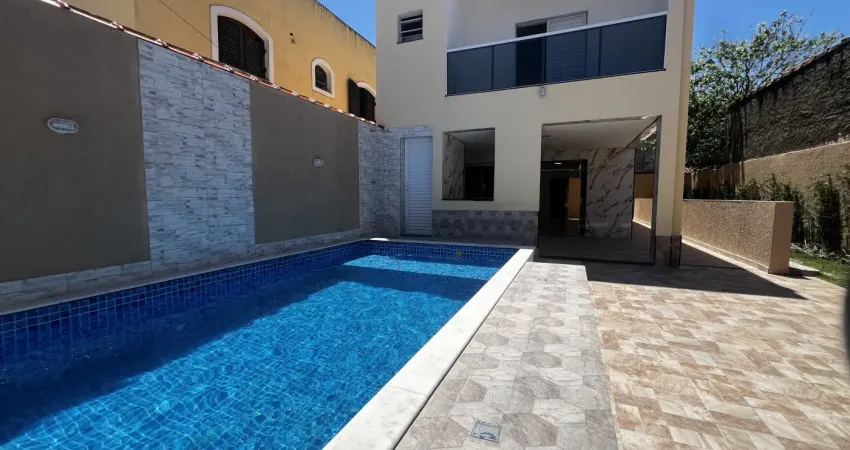 Casa em condomínio localizada lado praia a 200 metros da praia em rua pavimentada com 3 quartos e 1 suíte, possui area gourmet com churrasqueira, piscina e jardim