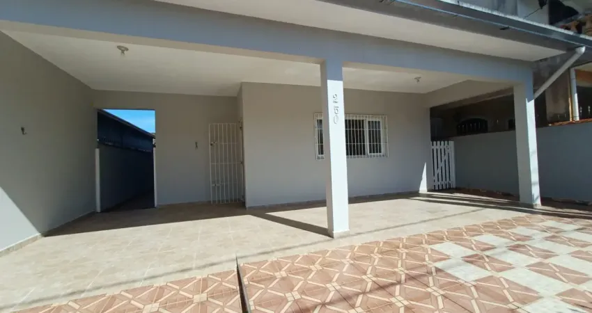 Casa localizada lado praia a 1740 metros do mar em rua pavimentada com 3 quartos sendo 1 suíte, possui area gourmet com churrasqueira