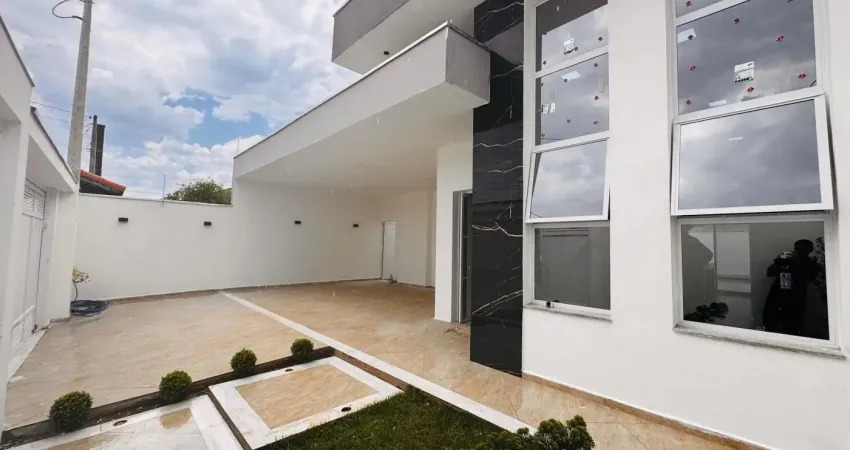 Casa localizada lado praia a 100 metros do mar em rua calçada com 3 quartos sendo 2 suítes, possui area gourmet com churrasqueira, quintal e piscina