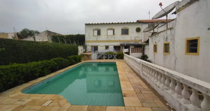 Casa localizada lado praia a 170 metros do mar em rua calçada com 5 quartos sendo 3 suítes, possui churrasqueira, salão de jogos, varanda, bar, piscina e edícula