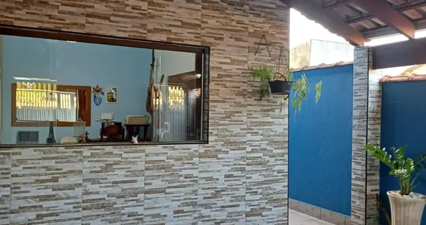 Casa localizada lado praia a 3500 metros do mar com 2 quarto sendo 1 suíte, possui churrasqueira e quintal